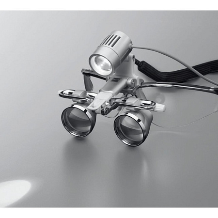 Carl Zeiss EyeMag Light II - мощный LED-осветитель с максимальной интенсивностью освещения 50000 люкс для высокой детализации 