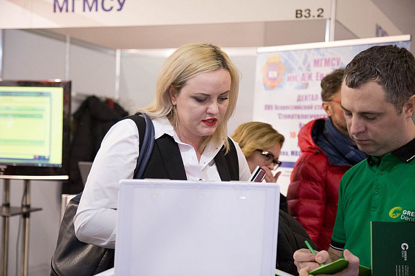 Стенд компании GREEN DENT на выставке Дентал-Ревю 2020-36.jpg